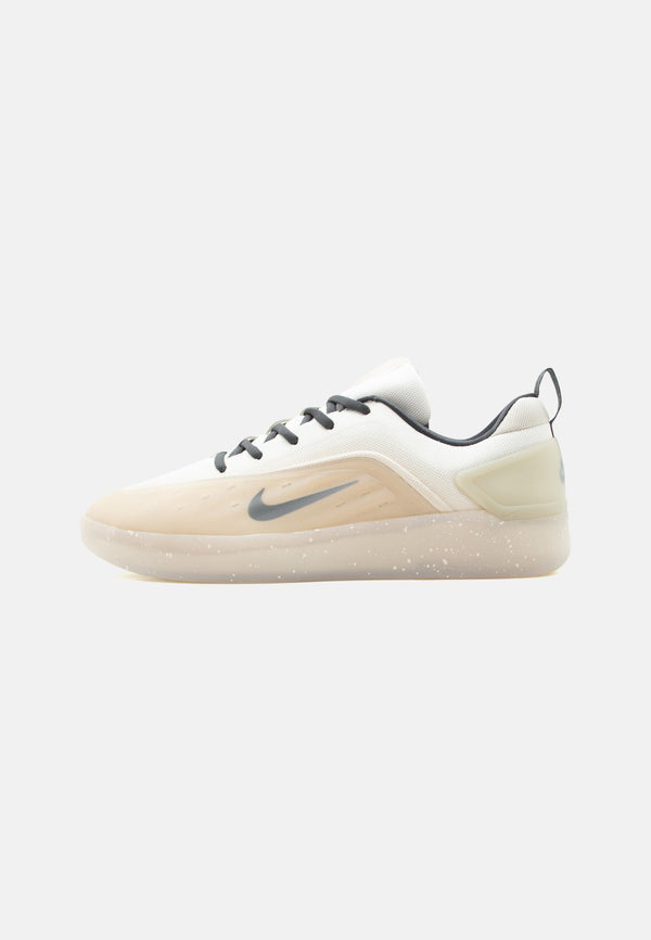 Nike SB Zoom Nyjah 4 - Desert Khaki / Dark Smoke Grey