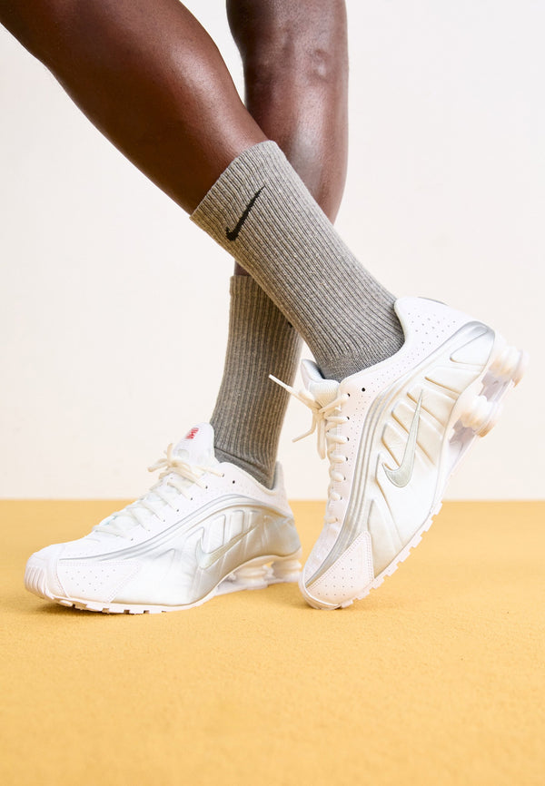 Nike Shox R4 - White / Metallic Silver / White / Bright Crimson