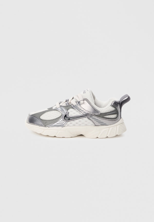 Nike V5 - Phantom / Black / Pencil Point