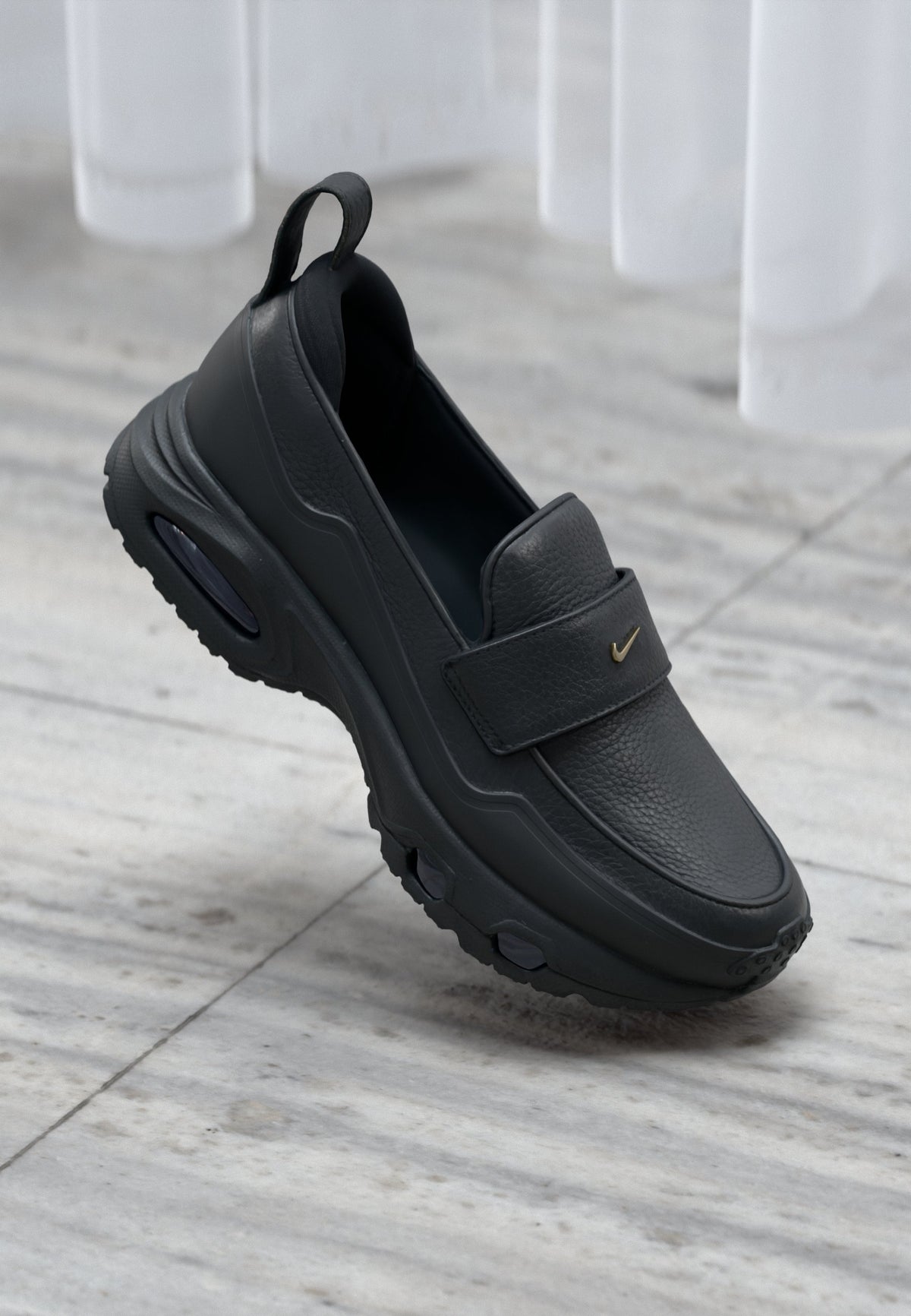Nike Air Max Phenomena - Black / Metallic Gold-coloured / Smoke Grey / Pink Foam