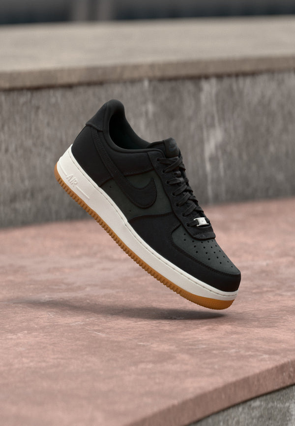 Nike Air Force 1 07 LV8 - Zwart / Donkerrookgrijs / Middelbruin / Summit Wit