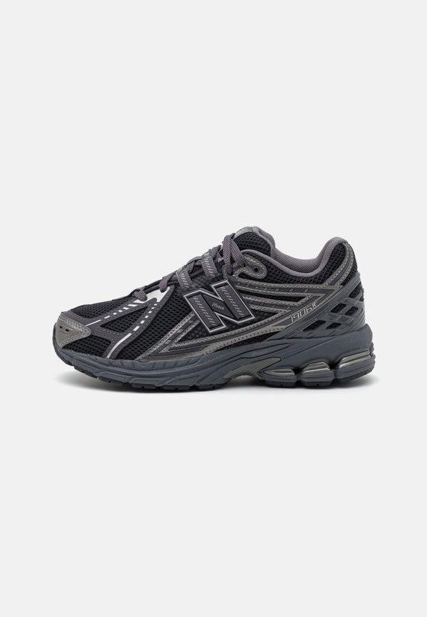 New Balance 1906 - Zwart / Zilverkleurig
