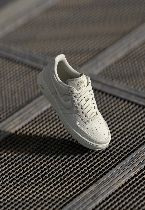 Nike W Air Force 1 - Light Bone / Wit