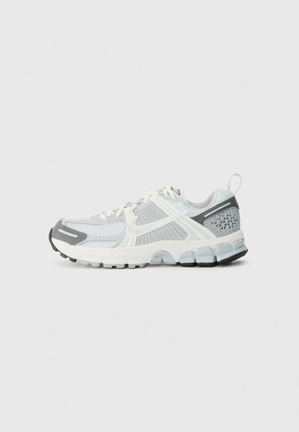 Nike Vomero 5 - Pure Platinum / Metallic Silver / Summit White / Dark Grey