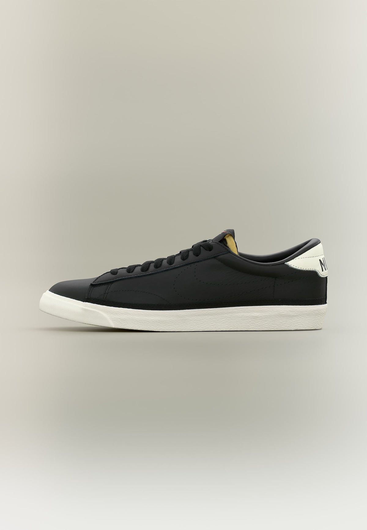 Nike Tennis Classic Smash - Black / Sail / Team Orange