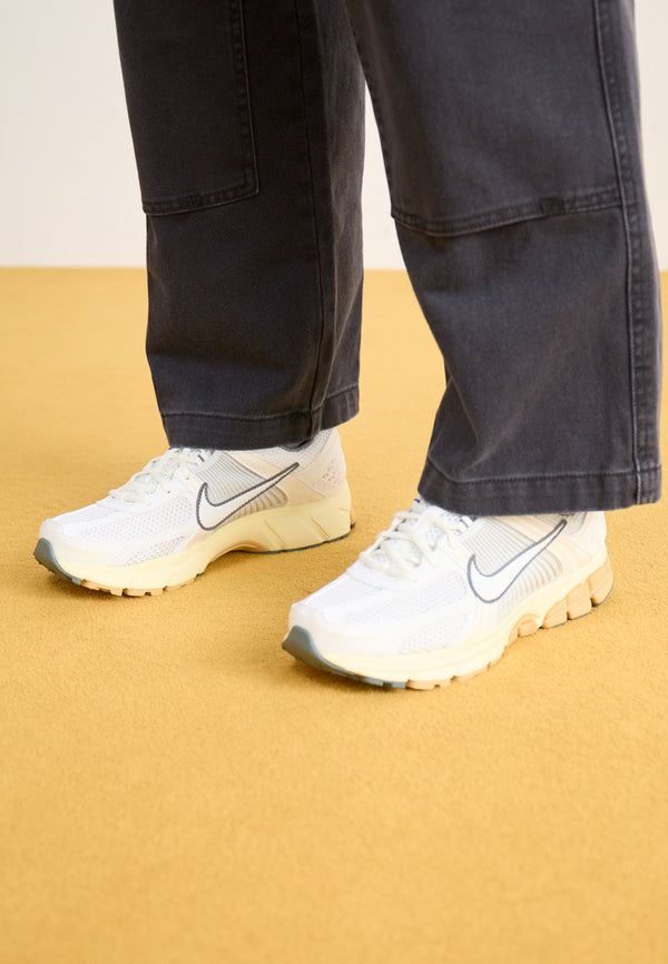 Nike Zoom Vomero 5 - Summit White / Pure Platinum / Smoke Grey / Alabaster / Sesame