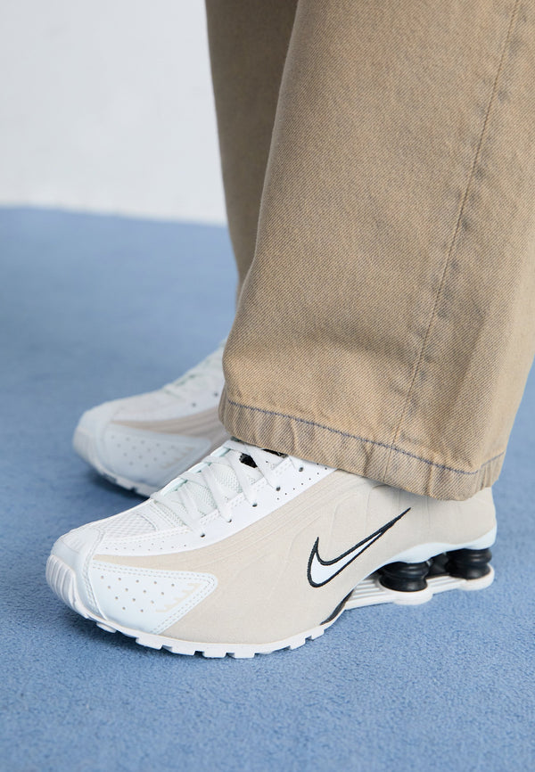Nike Shox R4 SE 2 - Summit White / Black / Orewood