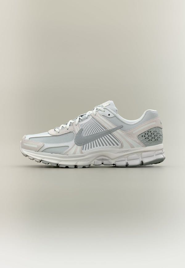 Nike Zoom Vomero 5 SE - Vast Grey / Light Smoke Grey / Platinum-coloured Tint / White / Black