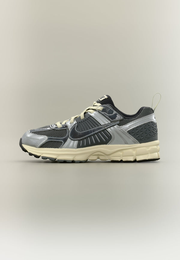 Nike Vomero 5 Bp - Iron Grey / Chrome / Metallic Silver-coloured / Coconut Milk