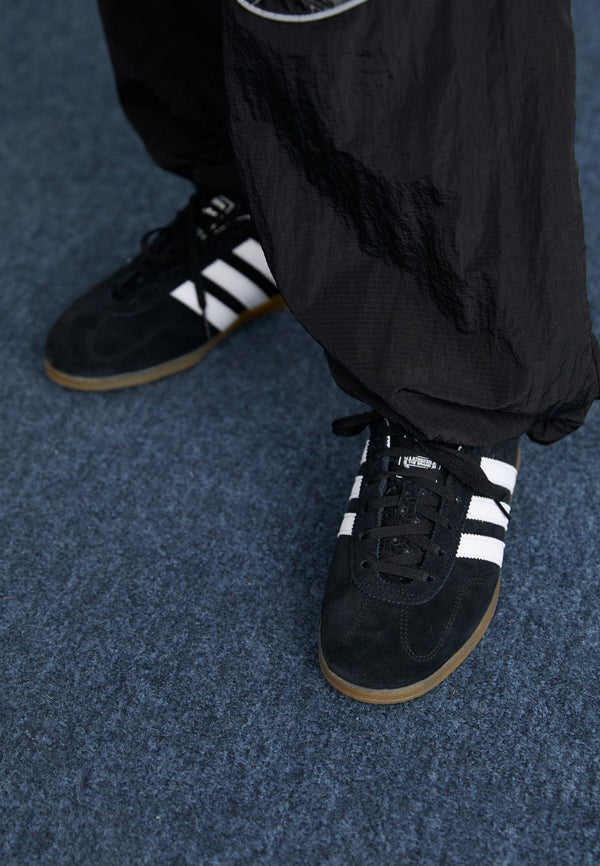 adidas Gazelle LO Pro W - Black / White / Gum