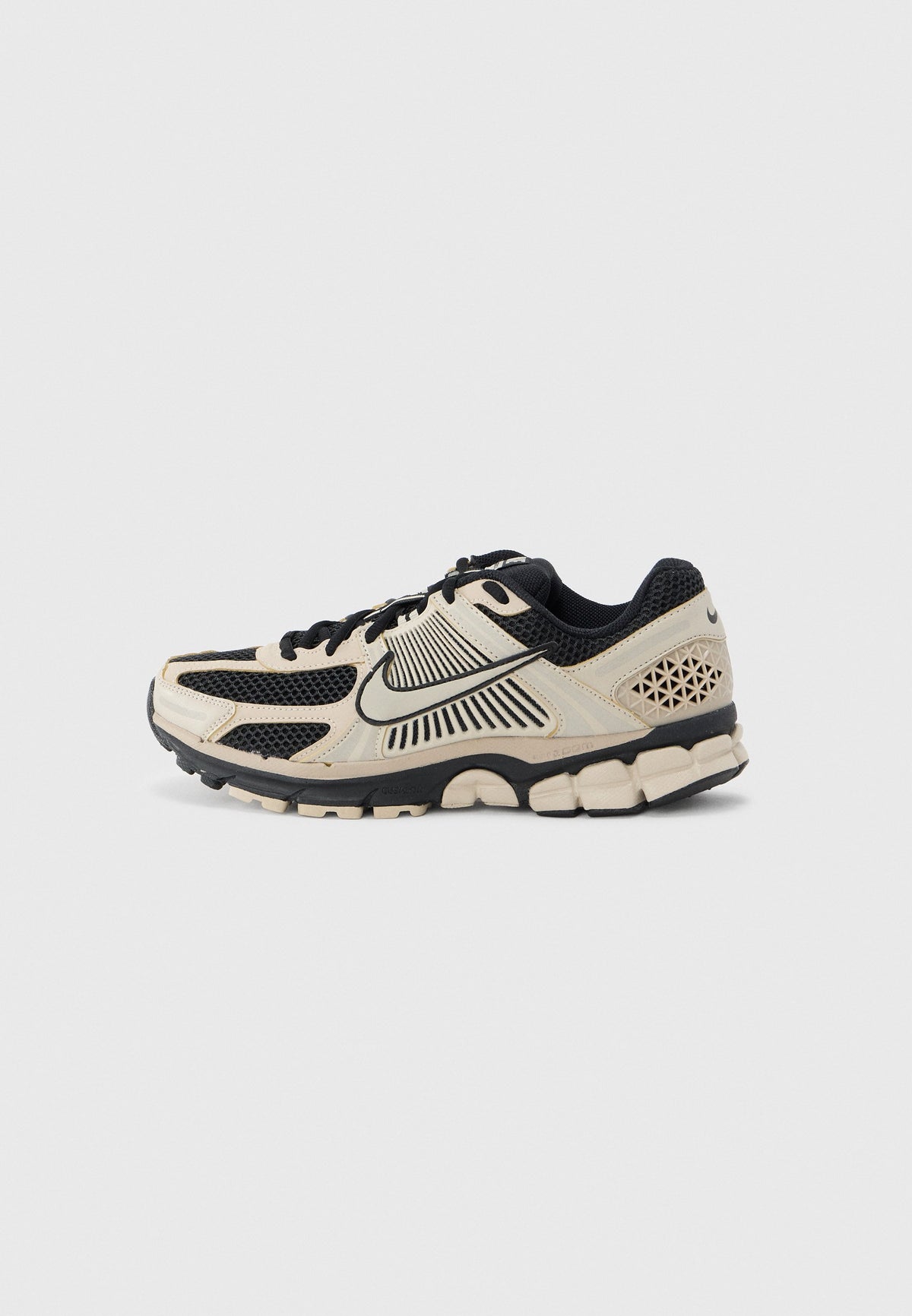 Nike Zoom Vomero 5 - Black / Cream