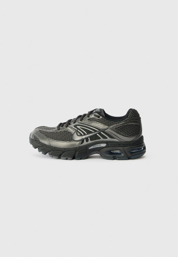 Nike Air Max Moto 2K - Zwart / Donker Rookgrijs / Metallic Donkergrijs