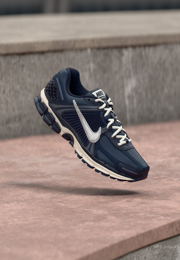 Nike Zoom Vomero 5 SE Tech - Blue Void / Metallic Silver-coloured / Midnight Navy / Light Orewood Brown