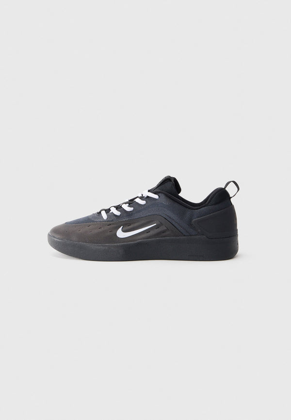 Nike SB Zoom Nyjah 4 - Black / White