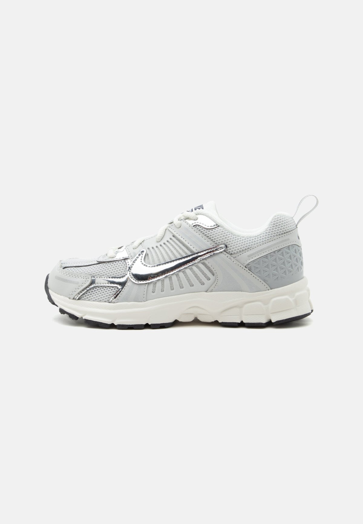 Nike Vomero 5 Lace - Photon Dust / Chrome / Gridiron / Sail / Metallic Platinum-coloured