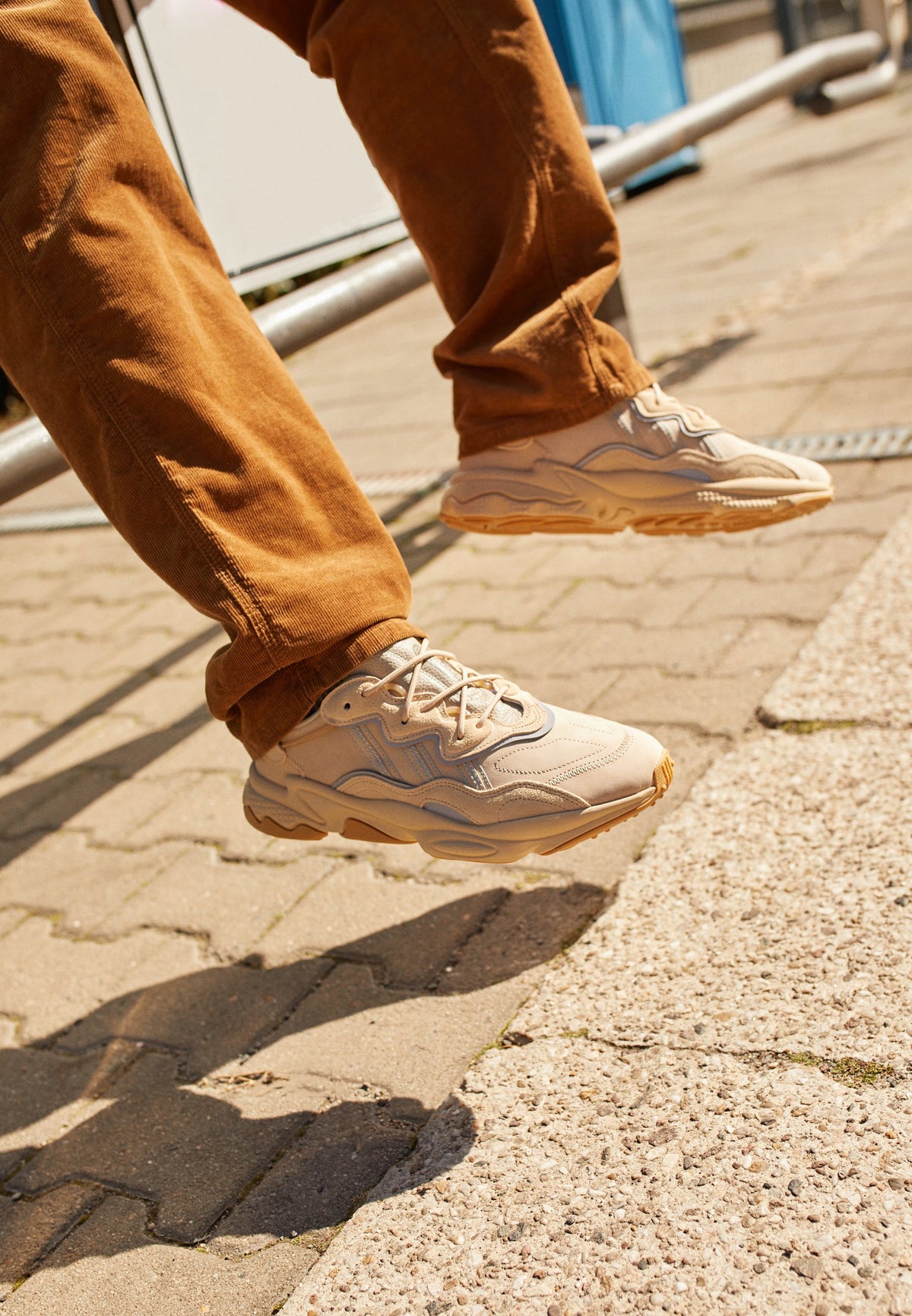 adidas Ozweego - Stpanu / Lbrown / Solred