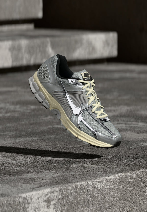 Nike Zoom Vomero 5 SE - Grey Fog / Chrome / Metallic Silver-coloured / Coconut Milk / Black / White