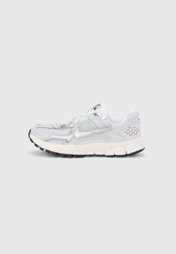 Nike Vomero - Photon Dust / Chrome / Gridiron / Sail