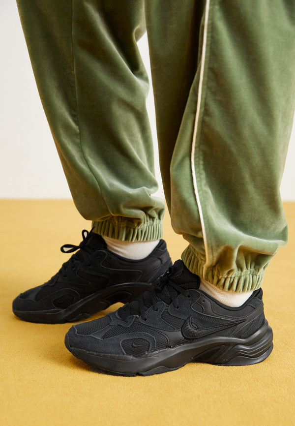 Nike AL8 - Trainers