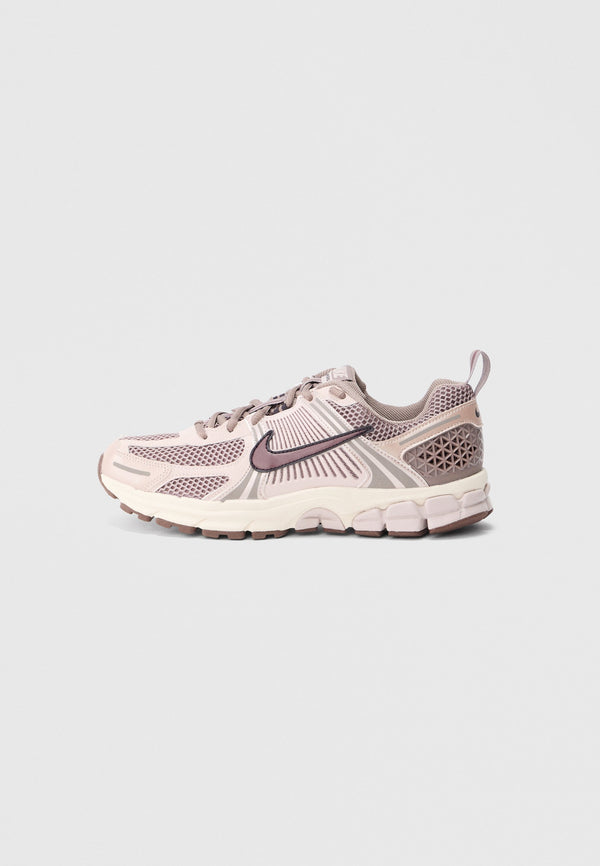 Nike Vomero 5 - Taupe Haze / Silt Red / Pale Ivory